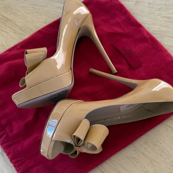 Valentino Women's Tan Patent Bow Heels - Picture 2 of 7